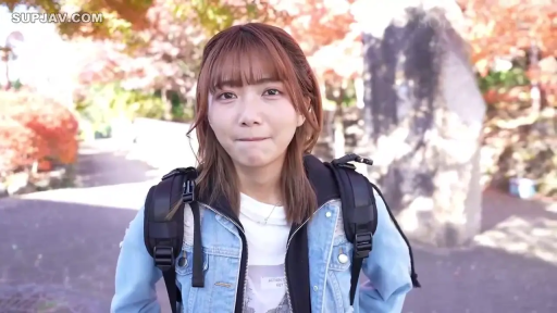 面部特寫 · 凝视 · 雙肩包 · 牛仔外套 · 正面站立 · 户外公园 · 抿嘴微笑 · 秋季枫叶