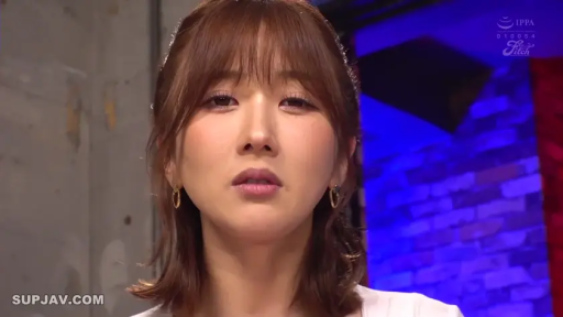 室内 · 顔部のクローズアップ · 白い上着 · 凝視 · 正面 · 冷淡 · 耳饰