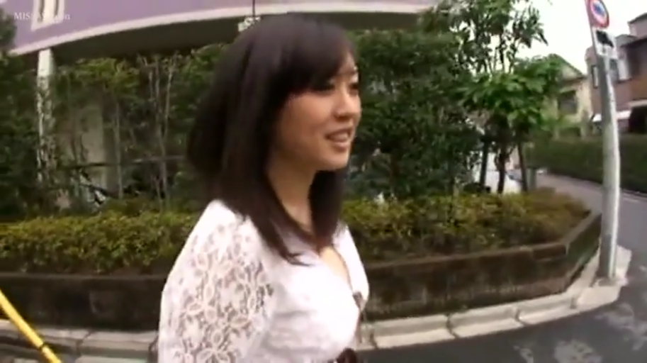 站立 · 平静 · 窗帘 · 掀起上衣 · 露乳特写 · 室内阳台 · 泳装与白T恤