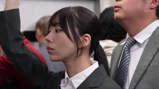 站立 · 职业装 · 乘车 · 痴汉 · 侧脸特写 · 冷淡 · 电车 · 电车拉手