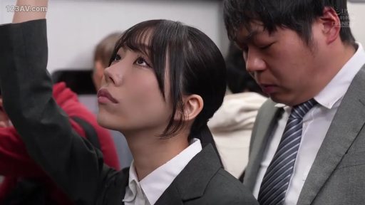 职业西装 · 无神 · 侧脸特写 · 电车 · 拥挤 · 痴汉行为 · 拉环 · 站立紧贴