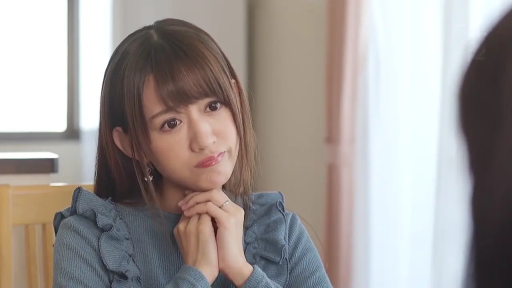 室內 · 坐姿 · 交谈 · 憂鬱 · 面部特寫 · 中文字幕 · 藍色毛衣 · 耳饰