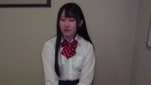 坐姿 · 微笑 · 自然 · 黑色荷叶边上衣 · 化妆品 · 齐刘海 · 化妆间