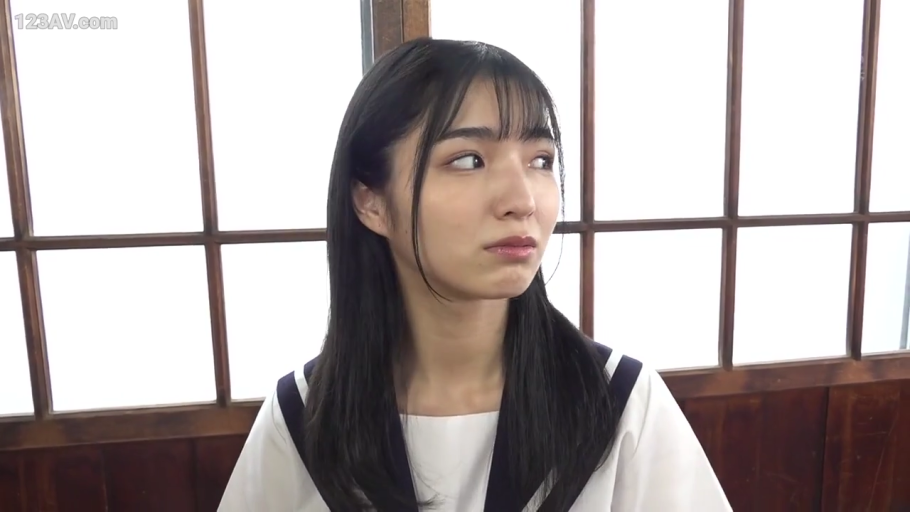 红色内衣 · 教室 · 制服诱惑 · 胸部特写 · 课桌椅 · 坐姿开腿 · 挑逗表情 · 露乳行为