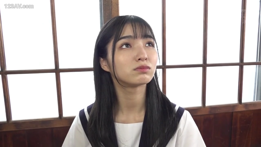 室内 · 面部 · 俯身 · 眼镜 · 背心 · 注视 · 温柔 · 极近特写