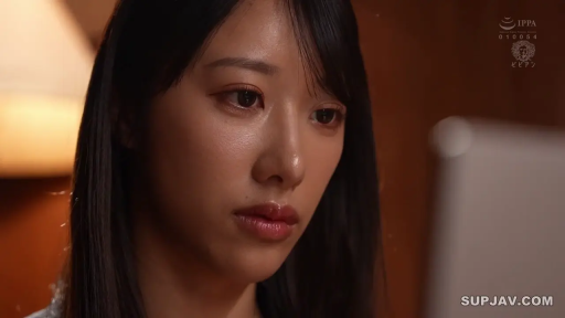 室内 · 面部 · 忧郁 · 特写 · 凝视 · 正面 · 不详