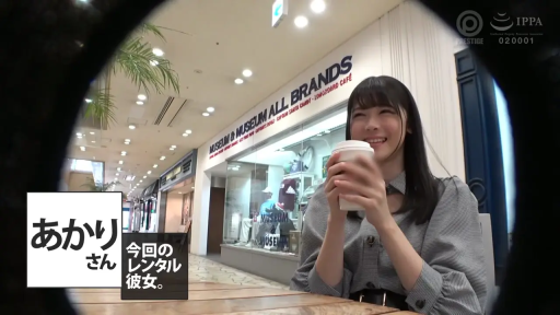 格子衬衫 · 坐姿 · 微笑 · 咖啡杯 · 商场 · 约会 · 构图特写 · 端杯子