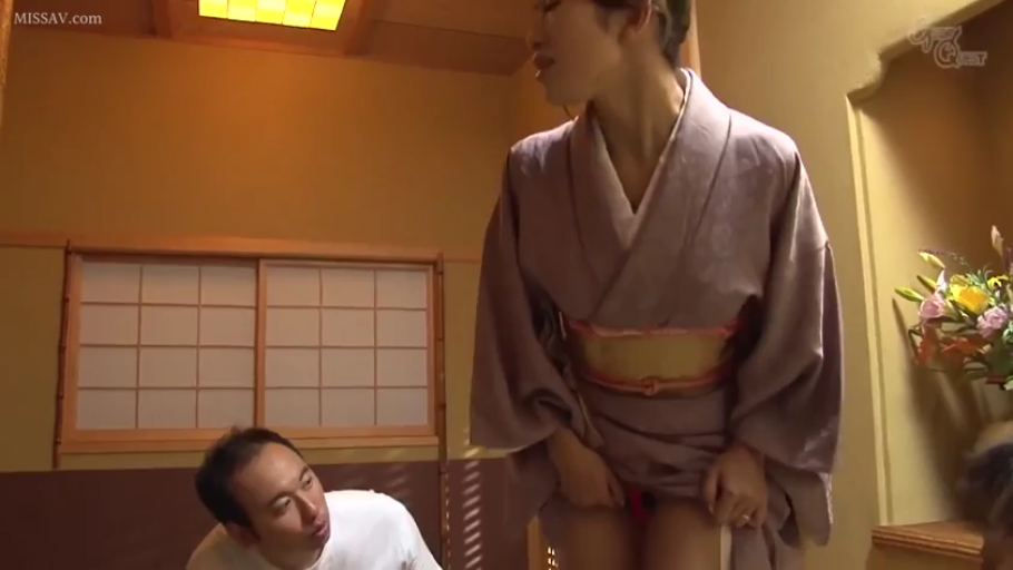 和室 · 中景 · 站姿 · 自然 · 和服 · 花艺 · 日本 · 掀起下摆