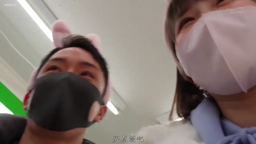 臉部特寫 · 站立 · 平靜 · 便利店 · 口罩 · 连帽衫 · 录制