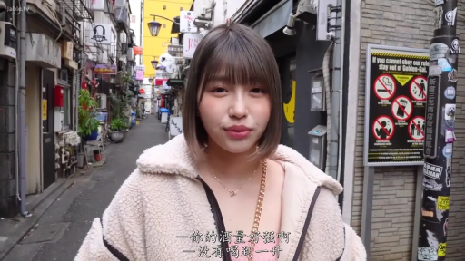 半身特写 · 面对镜头说话 · 短发美女 · 户外巷弄 · 正面站立 · 自然微笑 · 金色项链 · 羊羔毛外套