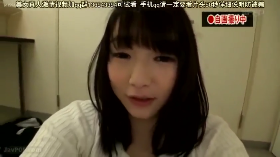 室内 · 脸部特写 · 白色针织衫