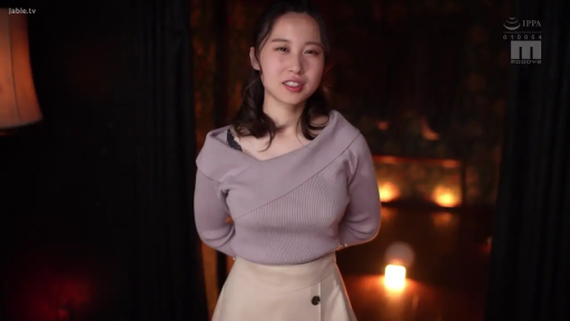 中景 · 双手放在身后 · 亲切 · 长发女性 · 紫色露肩毛衣 · 室内暗光环境 · 背景装饰灯 · 面对镜头微笑说话