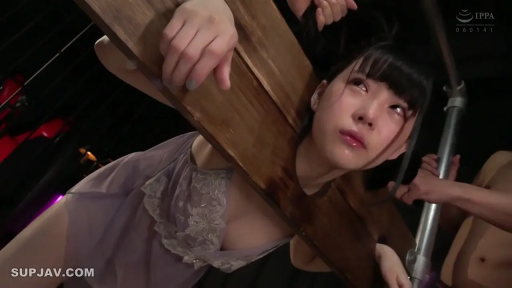 面部 · BDSM · 痛苦 · 紫色睡裙 · SM室 · 束缚姿态 · 流涎 · 木枷