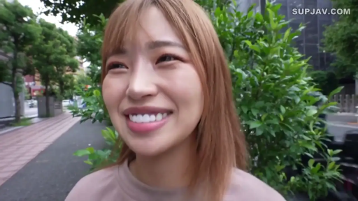 Stand · Smile · 面部特写 · 短发 · Outdoor street · Outgoing · 休闲T恤