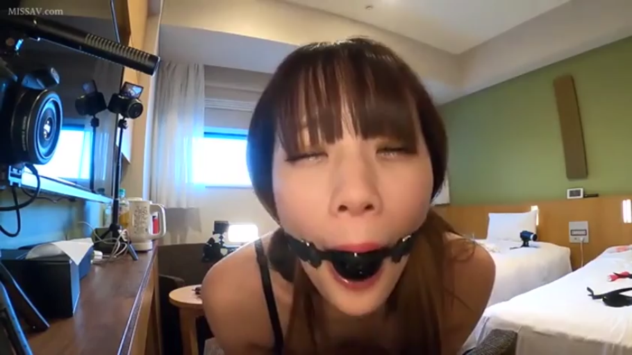投入 · 全裸 · 卧室 · 多人性行为 · 局部特写 · 白色床单 · 三人行 · 围拢跪姿