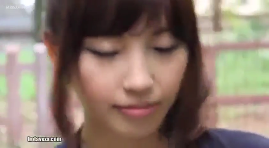 顔部のクローズアップ · 屋外 · 深色上衣 · 正面