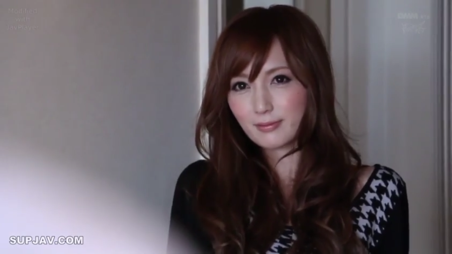 室内 · 微笑 · 面部特写 · 注视镜头 · 正面 · 棕色长卷发 · 黑白千鸟格上衣