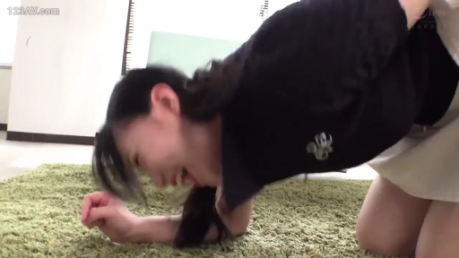 室内 · 单人 · 职业装 · 跪爬 · 笑容 · 地毯 · 爬行