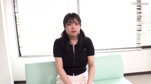 沙发前 · 坐姿 · 中景 · 自然 · 黑色拉链上衣 · 注视镜头 · 百叶窗 · 现实人物