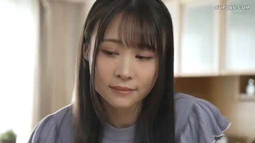 室内 · 坐姿 · 面部特写 · 凝视 · 长发 · 浅蓝色针织衫 · 微表情