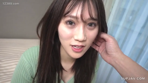 坐姿 · 臥室 · 微笑 · 第一人稱視角 · 面部特寫 · 对视 · 綠色針織衫