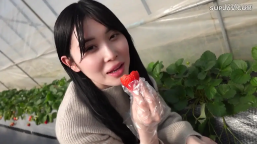 Sitting Posture · 面部特写 · Seduction · Sweater · 长发 · 塑料手套 · 草莓大棚 · 吃草莓