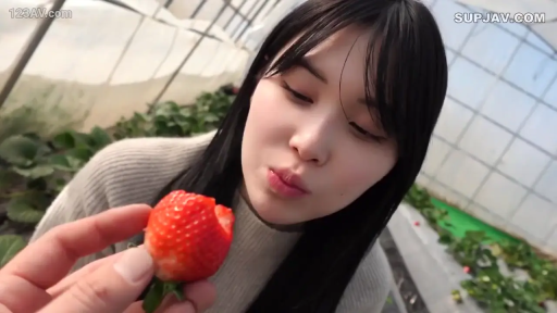 Close-up of the face · Looking forward to it · Lean forward · Gray sweater · 喂食 · 黑直发 · 草莓 · 草莓大棚