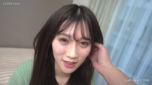 室內 · 臉部特寫 · 长发 · 温柔微笑 · 浅绿色针织衫 · 正面俯身 · 第一人称视角互动