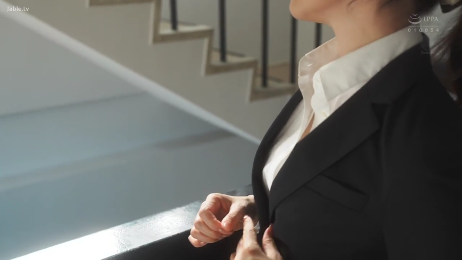 职业西装 · 楼梯间 · 侧面特写 · 成熟 · 解扣子 · 侧站