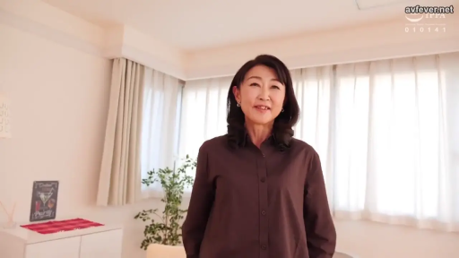 室内盆栽 · 温柔 · 熟女 · 室内客厅 · 胸部以上特写 · 正面站立 · 微笑面对镜头 · 棕色长袖衬衫