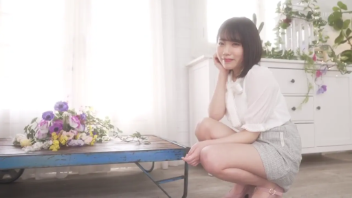 室内 · 脸部 · 甜美 · 微笑 · 白色衬衫 · 短发 · 正面 · 背景花卉