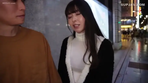 Stand · Half-body close-up · 高领毛衣 · 害羞 · Amateur · Outdoor street · 街头搭讪