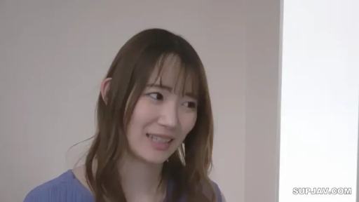 室内 · 微笑 · 面部特写 · 谈话 · 长发 · 正面 · 蓝色上衣