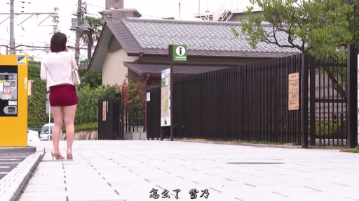 悲伤 · 站立 · 手机 · 公园 · 短发 · 打电话 · 中景特写 · 白色针织衫