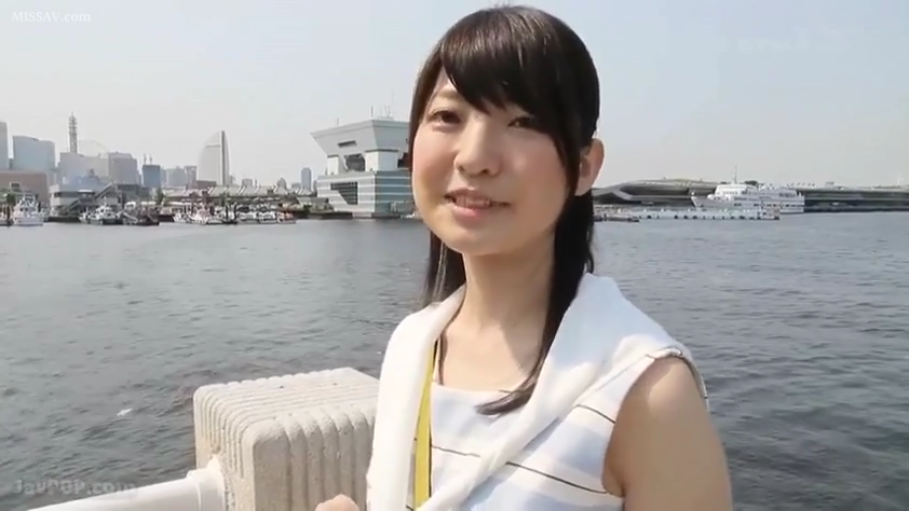 Standing Posture · Sleeveless top · 中景特写 · Japanese AV · 温柔甜美 · 微笑对视 · 户外海滨