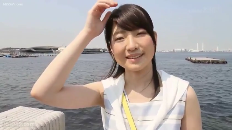 站立 · 微笑 · 半身 · ショルダーバッグ · 条纹衫 · 撩头发 · 海边