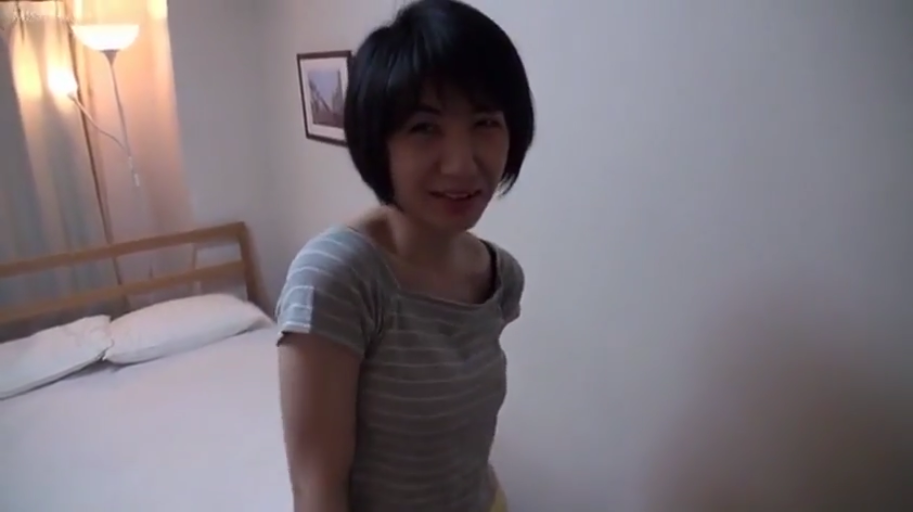 顔 · 寝室 · 站立 · 微笑 · ベッド · カメラに向かって · ショートヘア · 条纹短袖