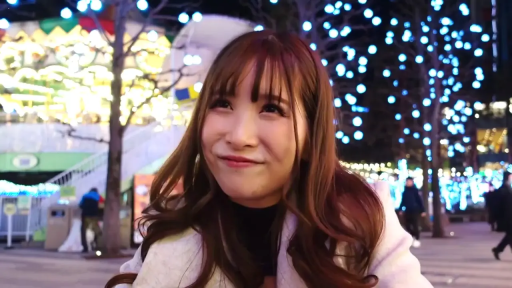 脸部特写 · 注视 · 浅色大衣 · 甜美微笑 · 背景虚化 · 正对镜头 · 户外夜景