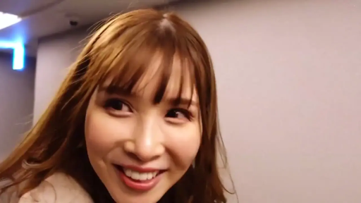 室内 · 脸部特写 · 站立 · 微笑 · 清纯 · 看向镜头 · 日常服