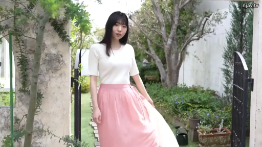 全身 · 站立 · 粉色长裙 · 户外庭院