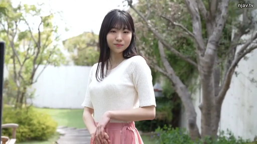 站姿 · 摆拍 · 微笑 · 半身特写 · 室外 · 自然光 · 日常服装