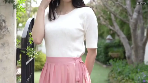 站立 · 粉色长裙 · 中景 · 平静 · 摆拍 · 户外花园 · 铁门