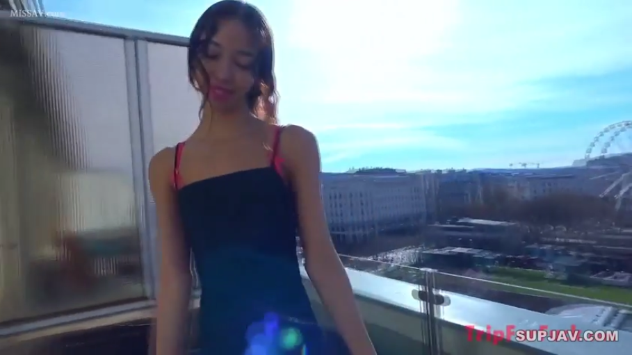 展示 · 中景 · 站姿 · 微笑 · 吊带背心 · 城市背景 · 露天阳台