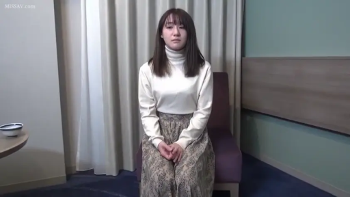 室内 · 坐姿 · 中景 · 高领毛衣 · 椅子 · 访谈 · 紧张