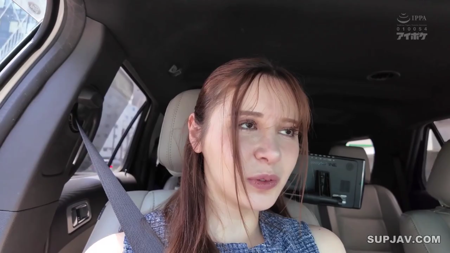 坐姿 · 平静 · 谈话 · 车内 · 长发 · 安全带 · 蓝色无袖上衣 · 肩部以上