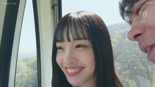 靠近 · 聊天 · 脸部特写 · 制服 · 灿烂笑容 · 缆车