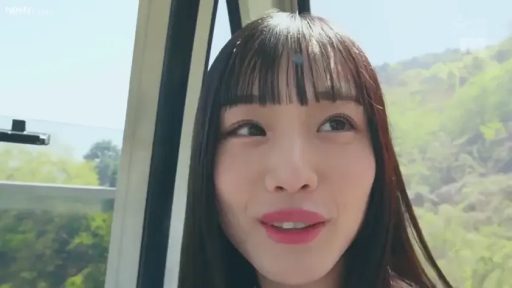 面部 · 微笑 · 户外 · 便装 · 正面 · 开朗 · 缆车