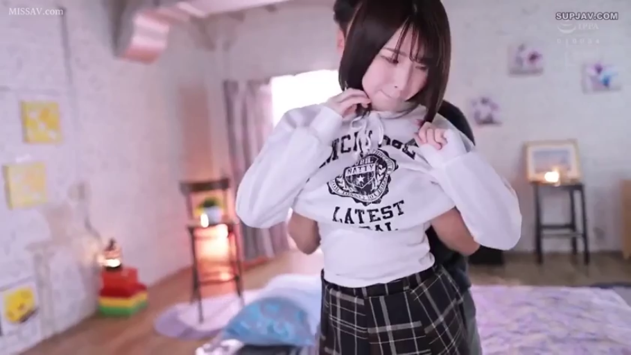 室内 · 半身 · 害羞 · 日本AV · 掀起上衣 · 卫衣 · 从后拥抱