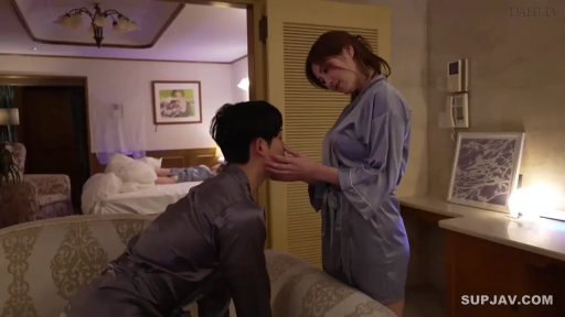 全景 · 沙发 · 跪姿 · 酒店 · 温柔 · 亲昵 · 睡袍 · 背景有人