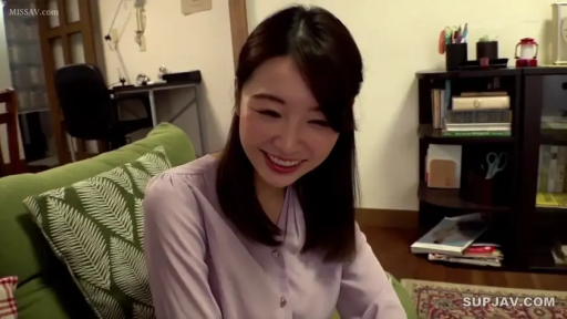 坐姿 · 全身 · 自然 · 交流 · 茶杯 · 餐厅 · 条纹裙 · 生活场景